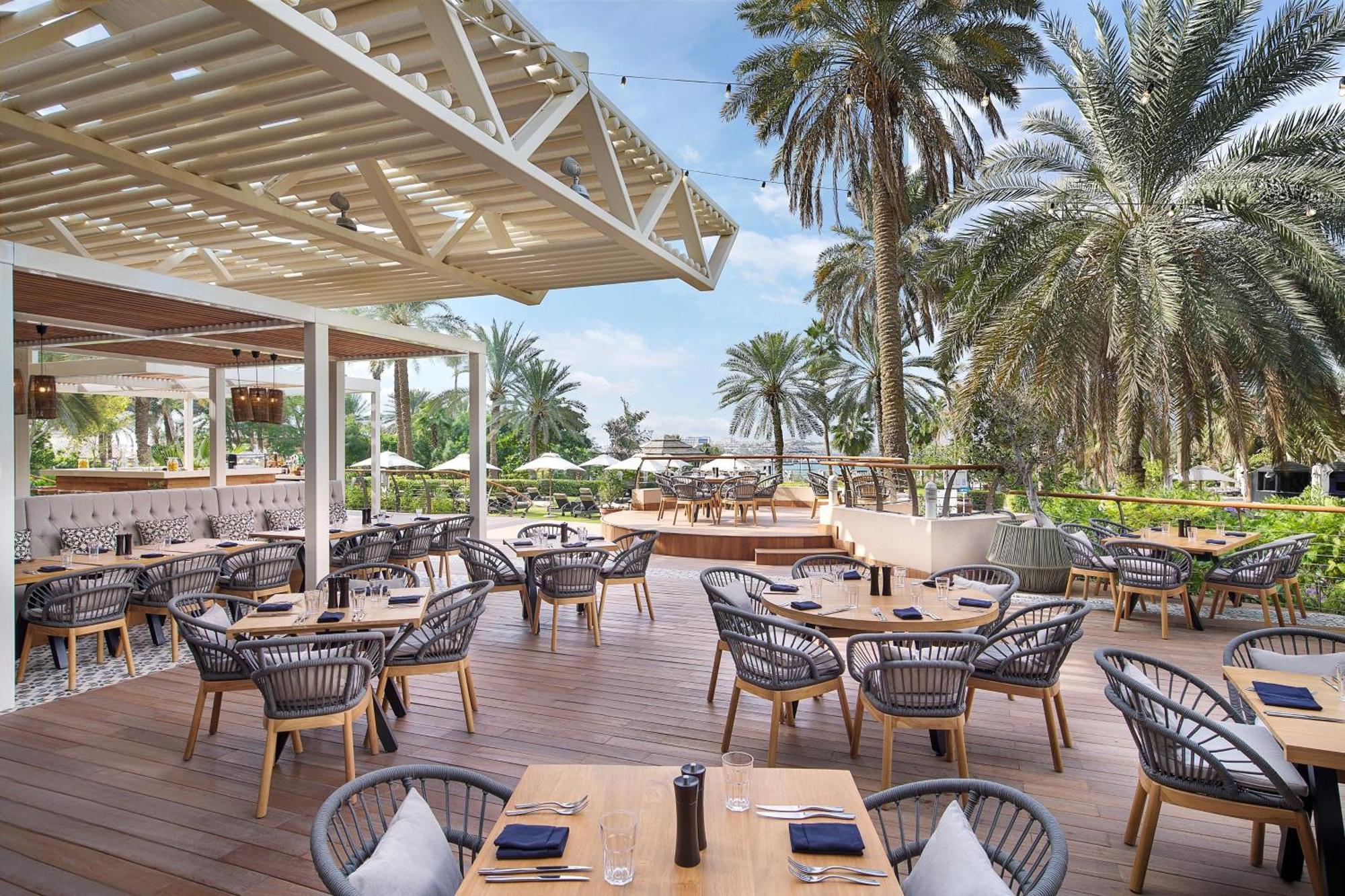 Le Meridien Mina Seyahi Beach Resort & Waterpark Dubai Exterior photo The Beach